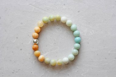 Degradeler ve gümüş boncuk ile doğal amazonite gelen Bilezik. 