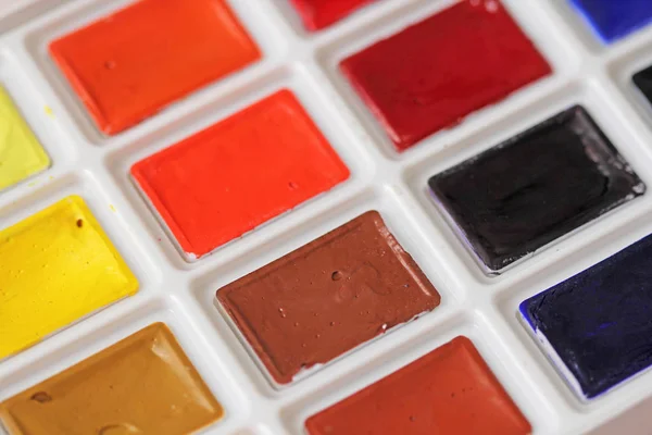 Aquarelles et pinceaux. Une palette d'aquarelle multicolore p — Photo