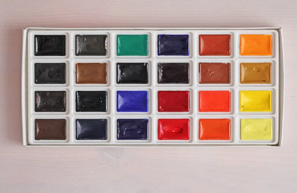 Aquarelles et pinceaux. Une palette d'aquarelle multicolore p — Photo