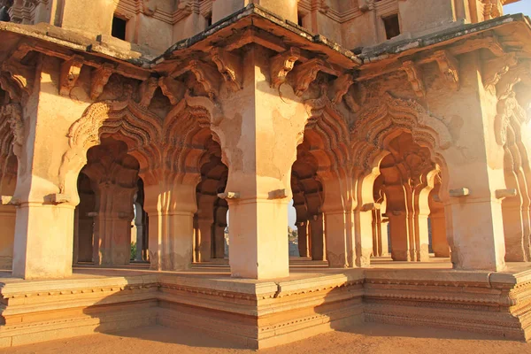 Tempio di Lotus Mahal a Hampi, Karnataka, India. Bella intagliata — Foto Stock