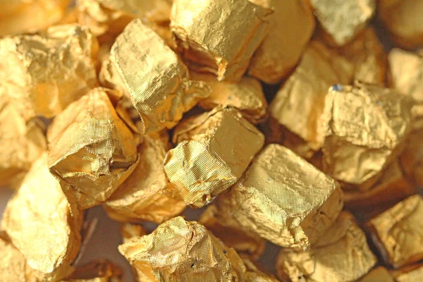 Fondo dorado. Ingots or Nuggets of Pure Gold. Hoja de oro. Te... —  Fotos de Stock