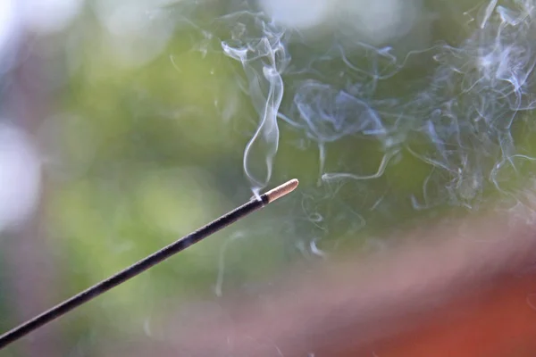 Varilla de incienso y humo de la quema de incienso. Hermoso humo. B) — Foto de Stock