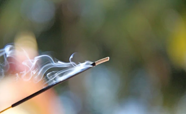 Varilla de incienso y humo de la quema de incienso. Hermoso humo. B) — Foto de Stock