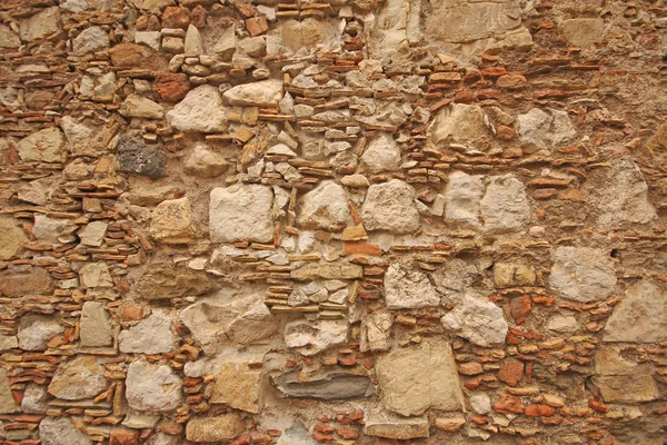 Bakgrund av bruna, beige och gråa stenar. Den gamla muren i Ston — Stockfoto