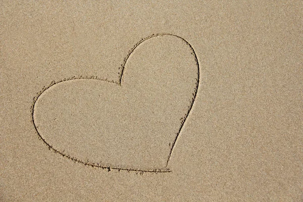 Hjärtat är målat på sanden. Design med kopierings utrymme. Top vi — Stockfoto