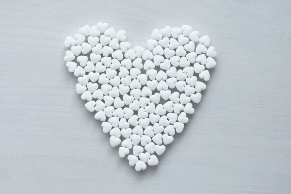 Vitt hjärta på vit bakgrund. Ett stort hjärta av små hjärtan. — Stockfoto