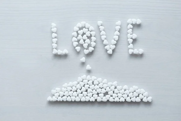 Ordet kärlek är fodrad eller skriven från vita hjärtan på en vit b — Stockfoto