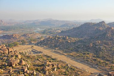 Matanga tepesinde Hampi'de gün doğumu. Yukarıdan, gökyüzünden görüntüle,