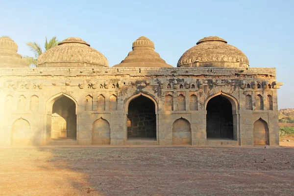 Estábulos dos Elefantes. Garagem ou estacionamento para elefantes reais. Hampi M — Fotografia de Stock