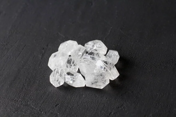 돌 모조 다이아몬드입니다. 자연 투명 돌은 검은 색 모드에 놓여 — 스톡 사진