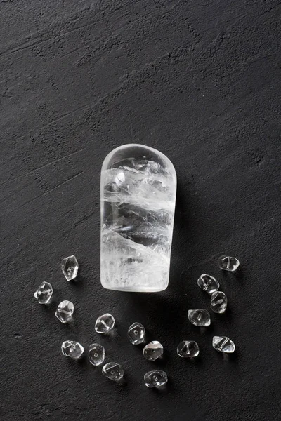 Pedra de strass. As pedras transparentes naturais estão em um modo preto — Fotografia de Stock