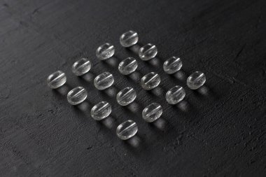 Taş rhinestone, kaya kristali. Doğal şeffaf taşlar yalan o