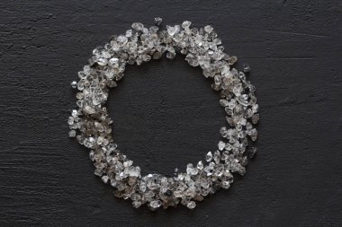 Siyah bir arka plan üzerinde dağınık elmas. Ham elmas ve minin