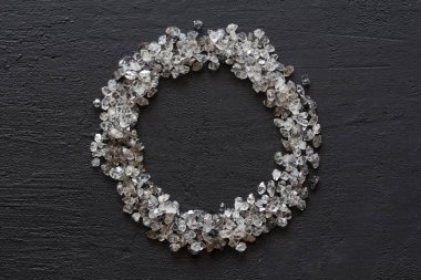 Siyah bir arka plan üzerinde dağınık elmas. Ham elmas ve minin