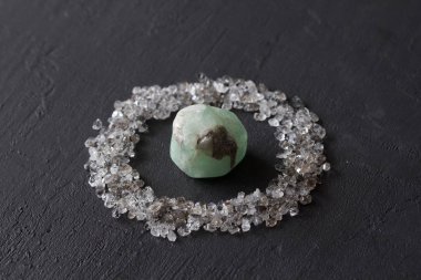 Siyah bir arka plan üzerinde dağınık elmas. Ham elmas ve minin