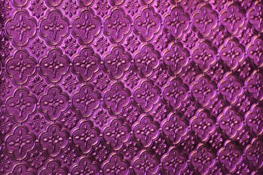 Pembe, leylak veya folyo arka plan cam. Bir ile eski vintage cam 