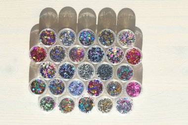 Bir Kavanoz çivi tasarımı için çok renkli Payetler. Glitter 