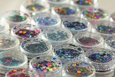 Bir Kavanoz çivi tasarımı için çok renkli Payetler. Glitter 