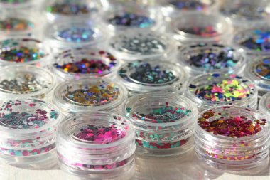 Bir Kavanoz çivi tasarımı için çok renkli Payetler. Glitter 