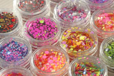 Bir Kavanoz çivi tasarımı için çok renkli Payetler. Glitter 