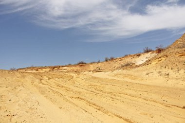 Mavi gökyüzü ve beyaz bulutlar ile güzel kum çöl. T tepeleri