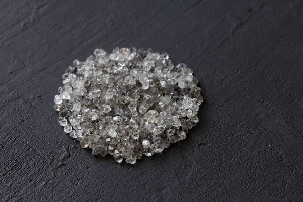Rozproszone diamenty na czarnym tle. Surowe diamenty i Minin — Zdjęcie stockowe