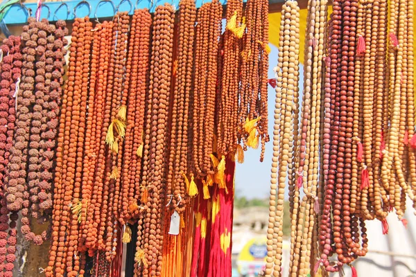 Las cuentas de Rudraksha están colgando en el mercado. Antecedentes del Rud —  Fotos de Stock