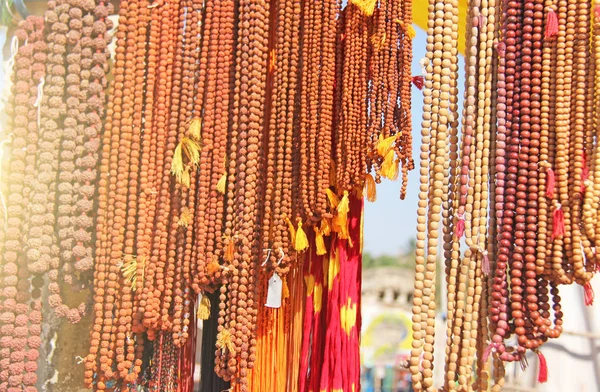 Las cuentas de Rudraksha están colgando en el mercado. Antecedentes del Rud —  Fotos de Stock