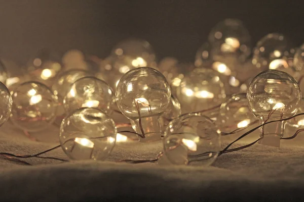 Światełkami świątecznymi lub Noworocznym Garland. Światła makro w Shap — Zdjęcie stockowe