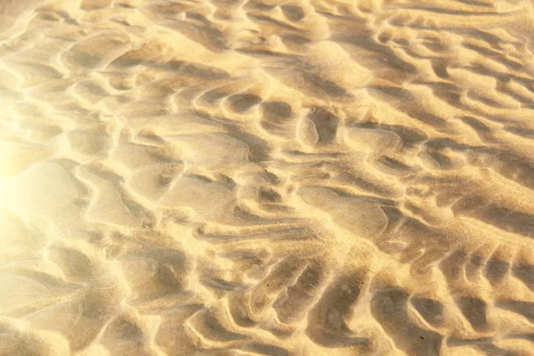 Fondo beige. Fondo de arena. Hermosas olas y arena d — Foto de Stock