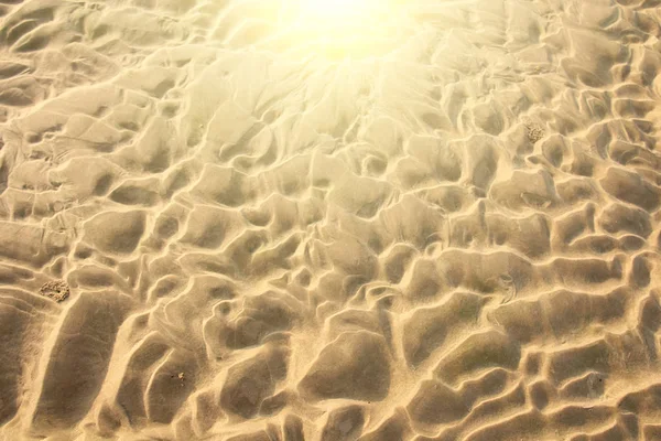 Fondo beige. Fondo de arena. Hermosas olas y arena d — Foto de Stock