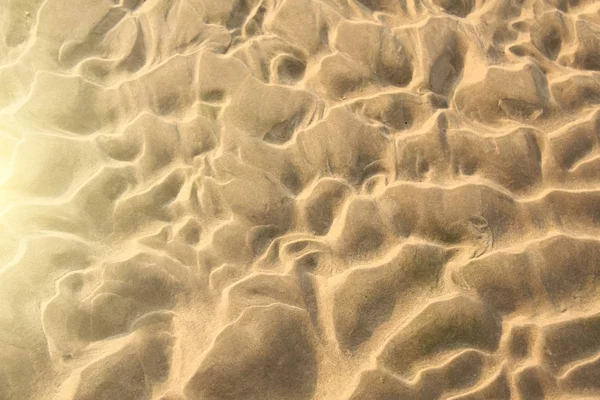 Бежевий фон. Тло піску. Красиві хвилі і пісок d — стокове фото