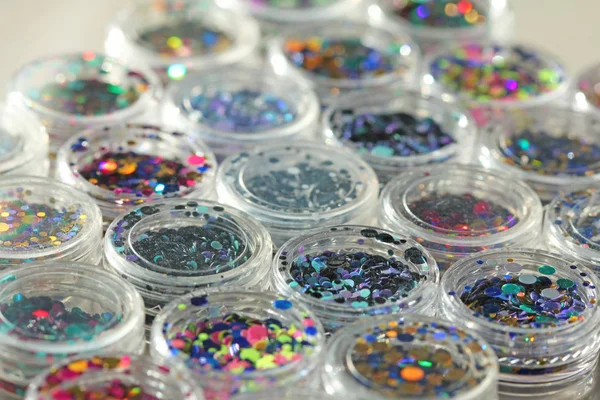 Paillettes multicolores pour la conception de clous dans un pot. Paillettes — Photo