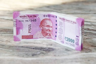 İki bin rupi, Hint parası ve banknotlar. 2,000 rupi