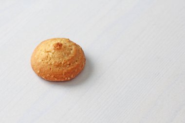 Beyaz arka plandaki kurabiyeler, kadın meme uçlarına benzer. Seksi n