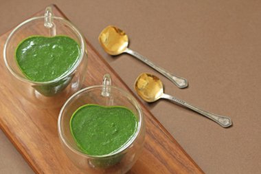 Ahşap arka planda ıspanak Smoothie. Meyve yeşil smoothies içinde 