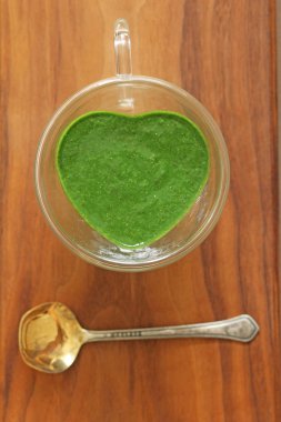 Ahşap arka planda ıspanak Smoothie. Meyve yeşil smoothies içinde 