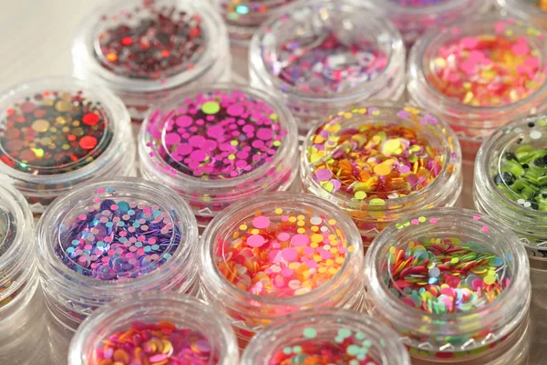 Lentejuelas multicolores para el diseño de clavos en un tarro. Glitter — Foto de Stock