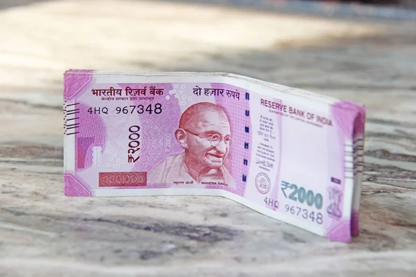 Dos mil rupias, dinero indio y billetes. 2.000 rupias — Foto de Stock