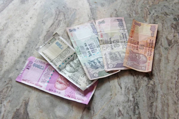 Indické peníze a bankovky, 2000, 500, 100, 50 a 10 rupií, li — Stock fotografie