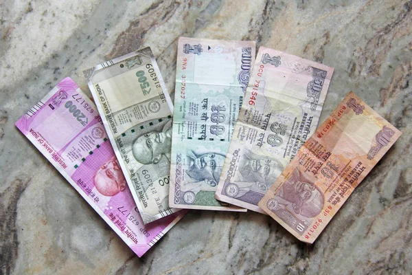 Billetes y dinero de la India, 2000, 500, 100, 50 y 10 rupias, li — Foto de Stock