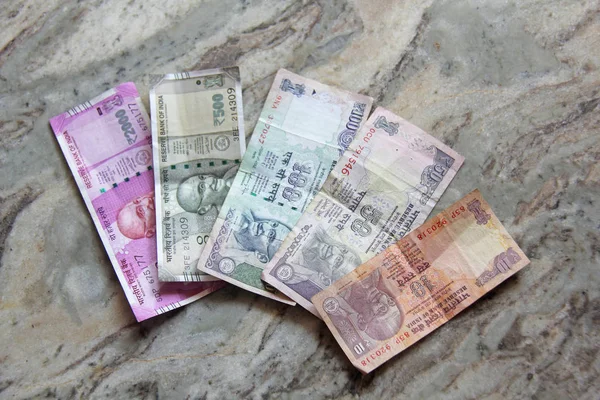 Indyjskie pieniądze i banknoty, 2000, 500, 100, 50 i 10 rupii, li — Zdjęcie stockowe