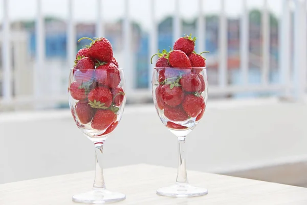Fresh juicy strawberries in two transparent glass glasses for wi — Stock Photo, Image