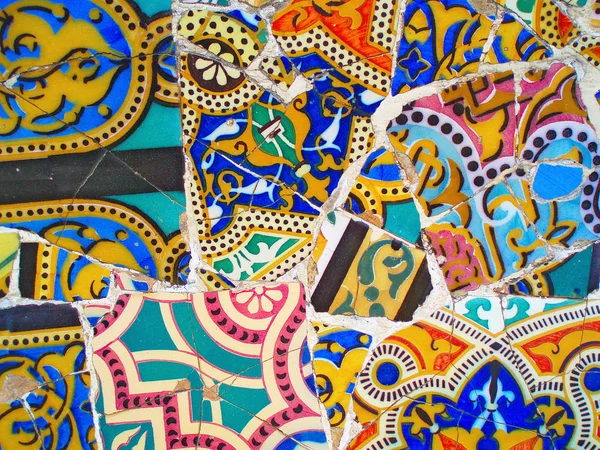 Decoração em Park Guell, azulejo fundo quebrado mosaico de vidro , — Fotografia de Stock