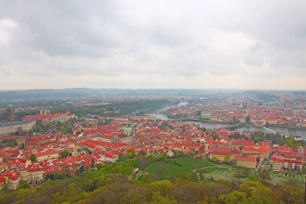 Panorama naar de stad Praag, de Karelsbrug over de Vltava r — Stockfoto