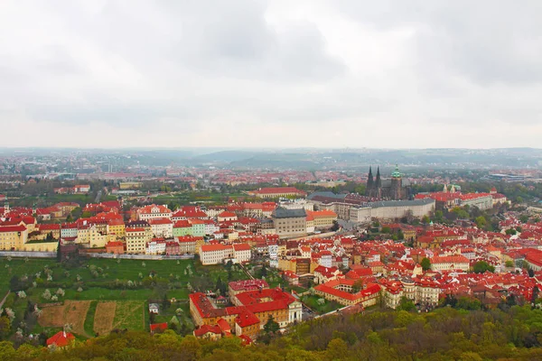 Şehir merkezi Prag - terracotta kiremitli ro ile evlerin üst görünümü — Stok fotoğraf