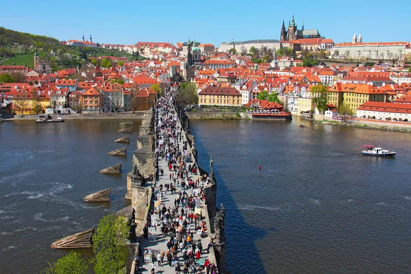 Prague Charles Bridge over the Vltava River and many people, pan — Stock Photo, Image