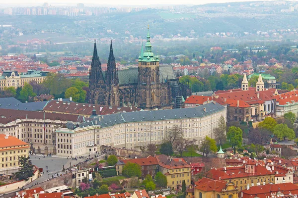 Kathedraal in de stad Praag, panoramisch uitzicht van bovenaf — Stockfoto