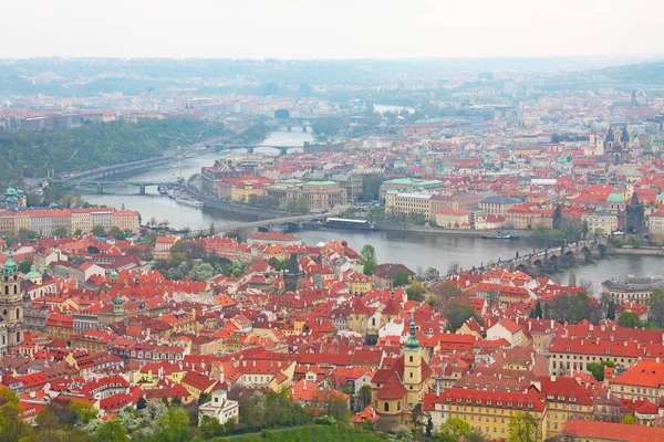 Prag şehrine Panorama, Vltava r üzerinde Charles Köprüsü — Stok fotoğraf