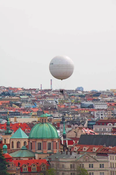 Prag şehri üzerinde balon uçuşu, Çek Cumhuriyeti — Stok fotoğraf